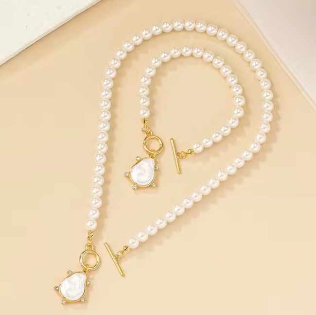set elegant cu colier si bratara perle accente aurii pandantiv tip baroc stil clasic 12