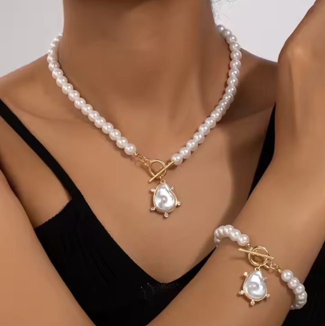 set elegant cu colier si bratara perle accente aurii pandantiv tip baroc stil clasic 14